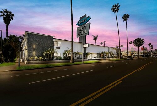 Гостиница Sunset West Hotel, SureStay Collection by Best Western в Лос-Анджелесе