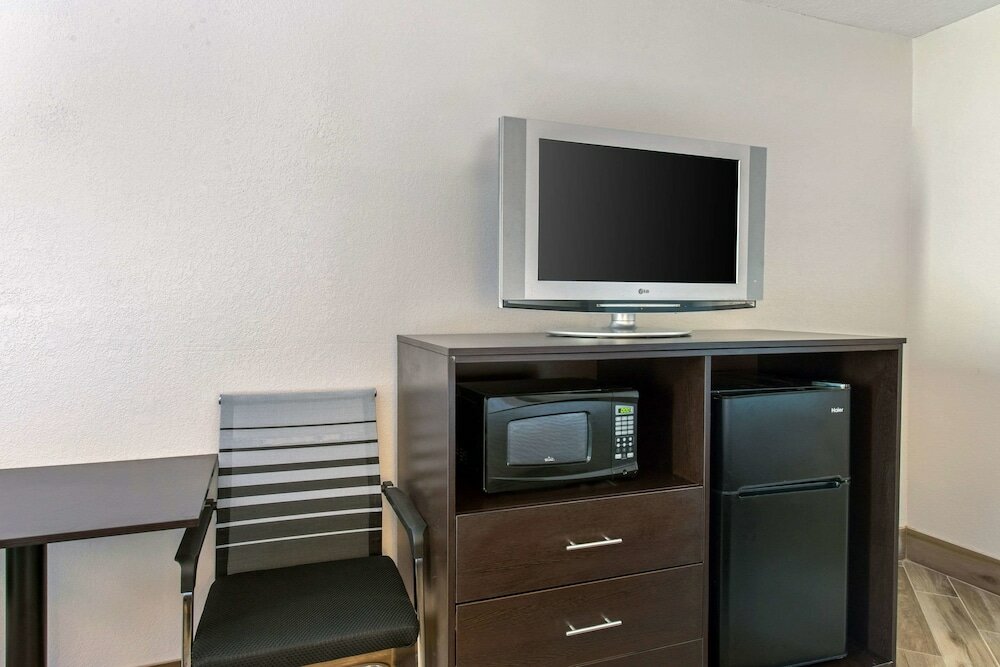 Фото Clarion Inn & Suites Kissimmee-Lake Buena Vista South