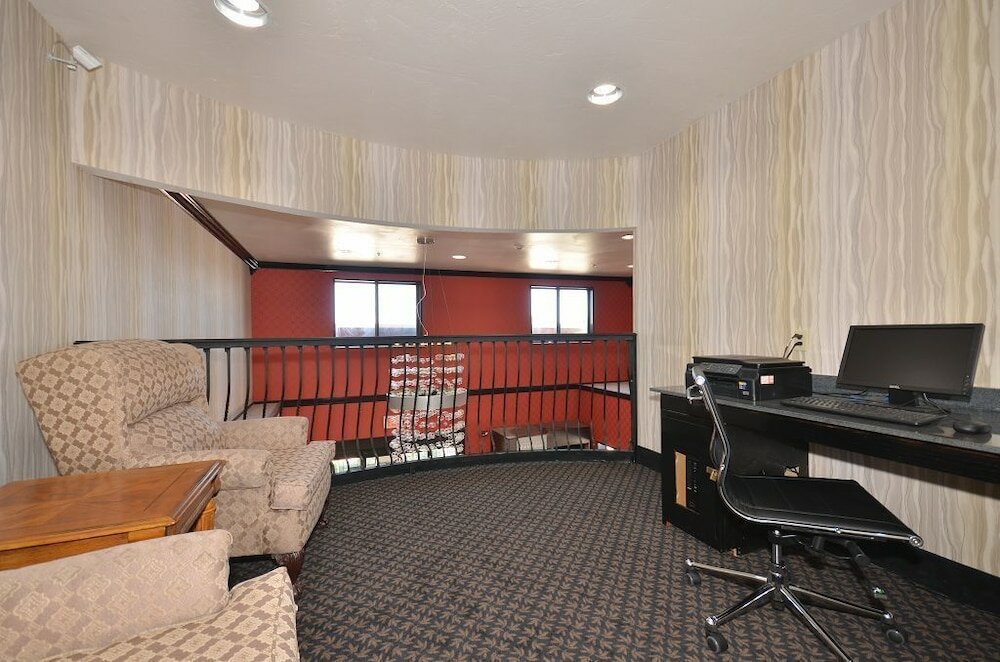 Фото Comfort Suites Fairgrounds West