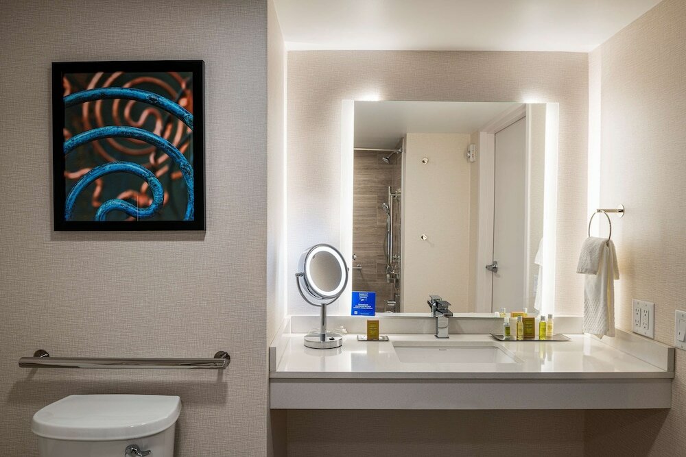 Фото DoubleTree by Hilton Madison East