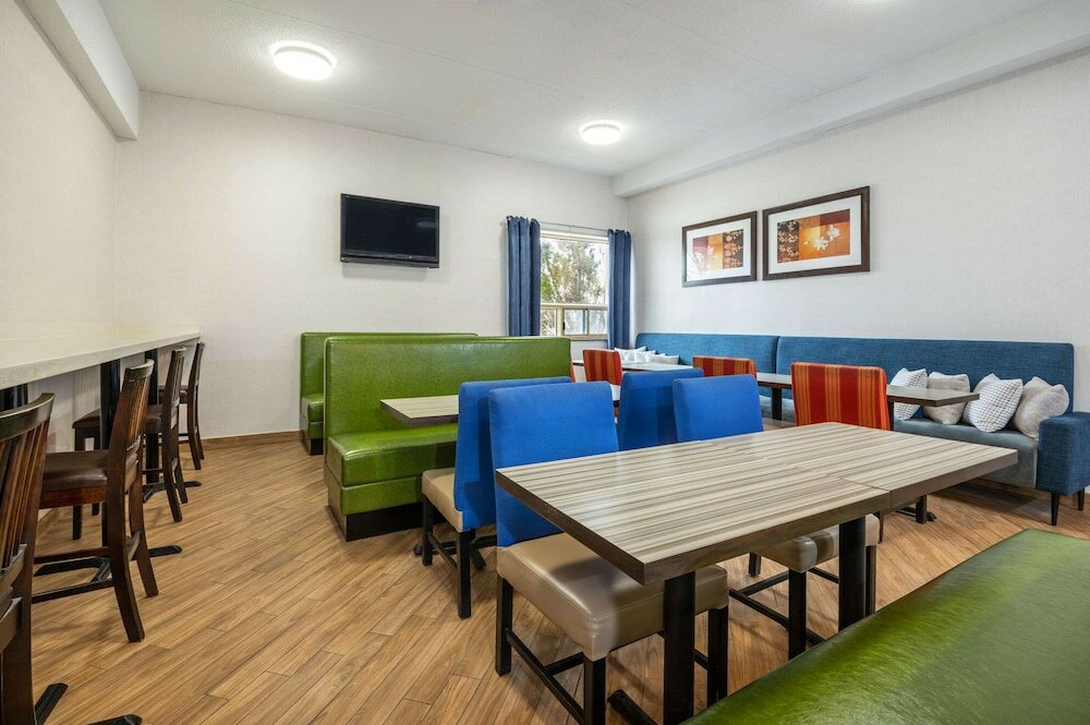 Фото Comfort Inn & Suites Barrie