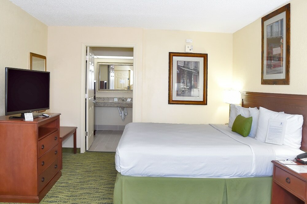 Фото Best Western Orlando East Inn & Suites