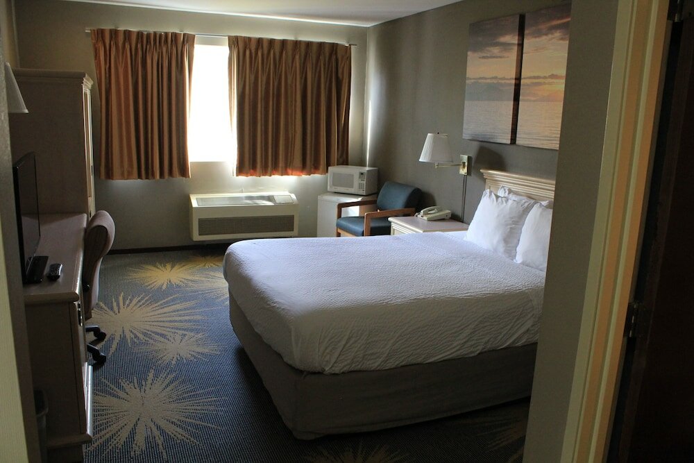 Фото Days Inn by Wyndham Seatac Airport