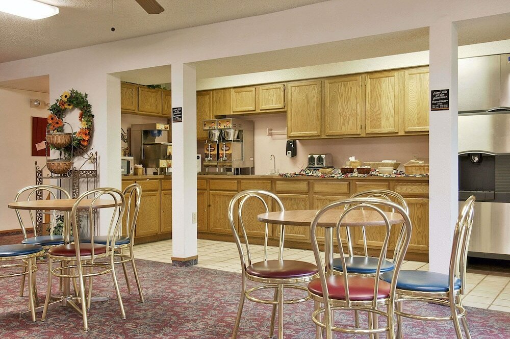 Фото Super 8 by Wyndham Omaha/West Dodge