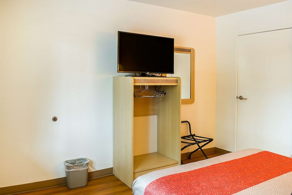 Фото West Ashley Inn