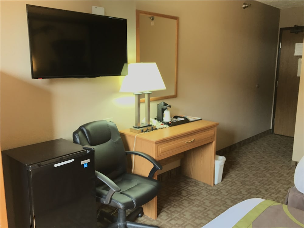 Фото Super 8 by Wyndham Omaha/West Dodge