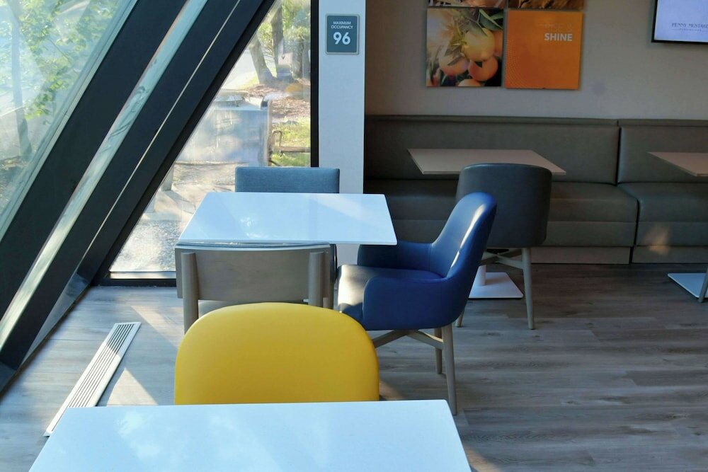 Фото Comfort Inn & Suites Nw Milwaukee