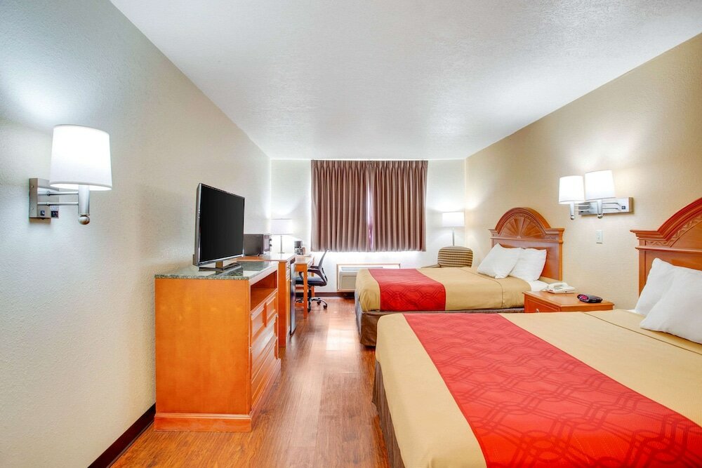 Фото Econo Lodge Inn & Suites