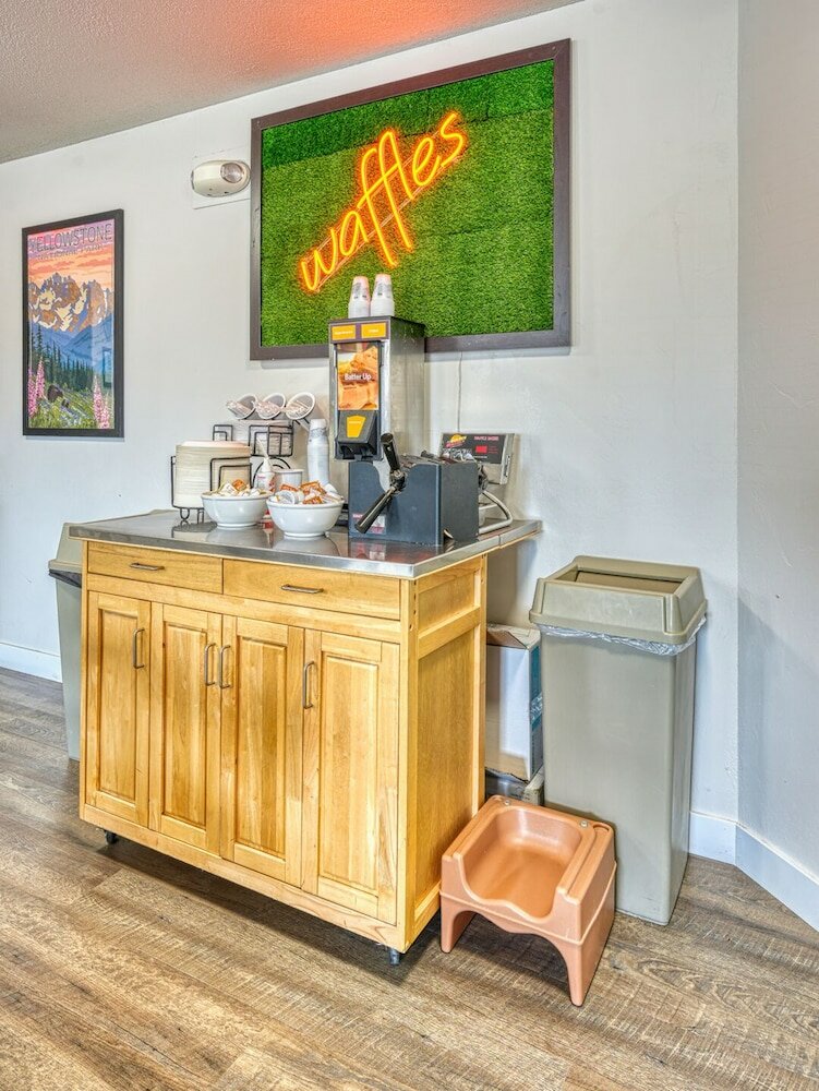 Фото Yellowstone River Inn & Suites