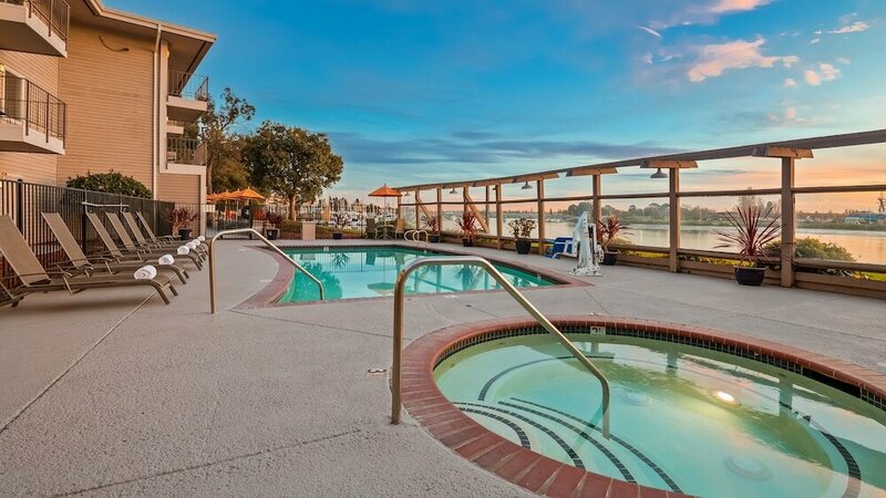 Гостиница Executive Inn & Suites Embarcadero Cove в Окленде