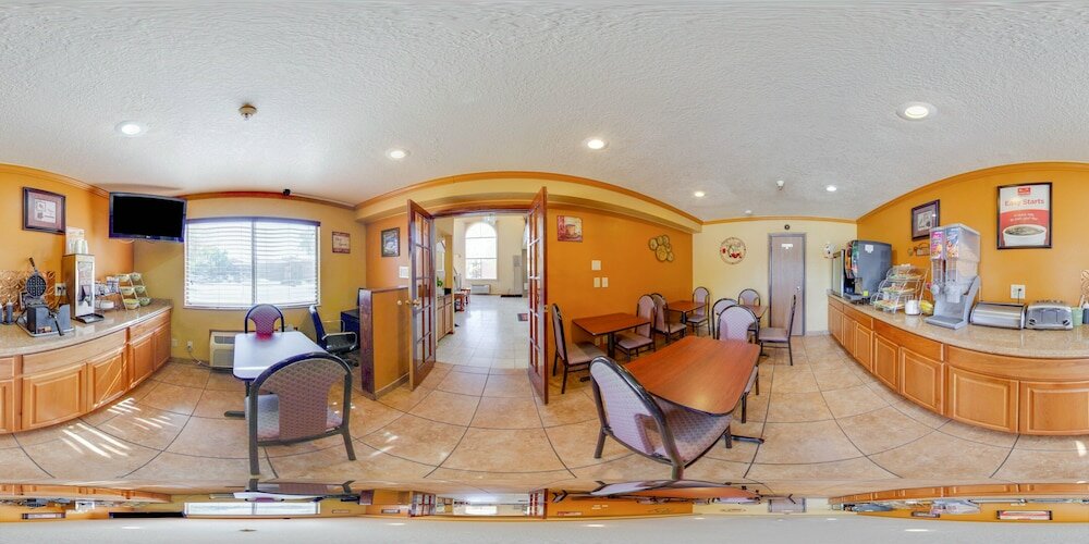 Фото Econo Lodge Inn & Suites