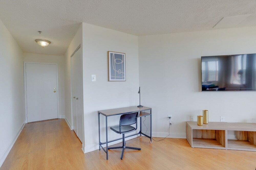 Фото Gorgeous Apt with Rooftop City View