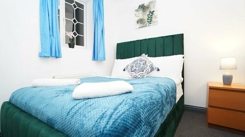 Гостиница 4Bed Spacious House Free Parking в Слау