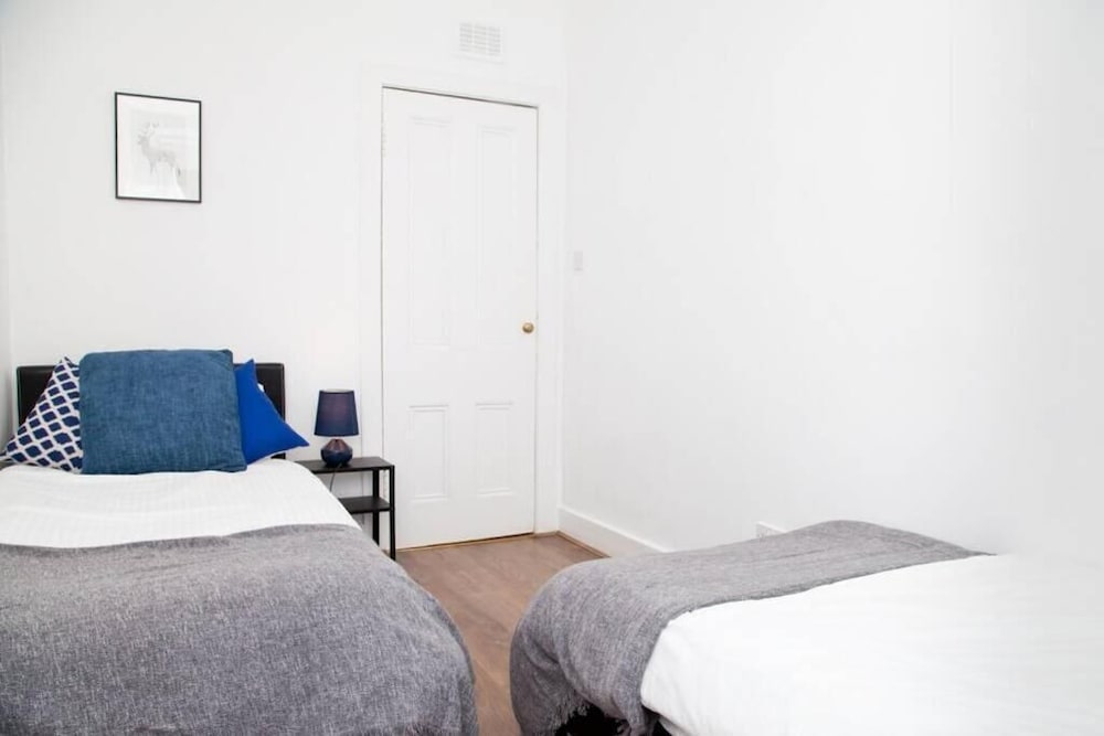 Фото Snug - Logie Baird Apartment