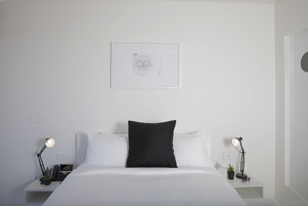 Фото 1866 Court & Suites