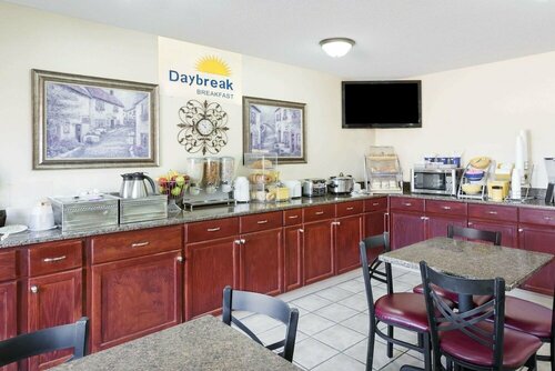 Гостиница Days Inn & Suites by Wyndham Des Moines Airport в Де-Мойн
