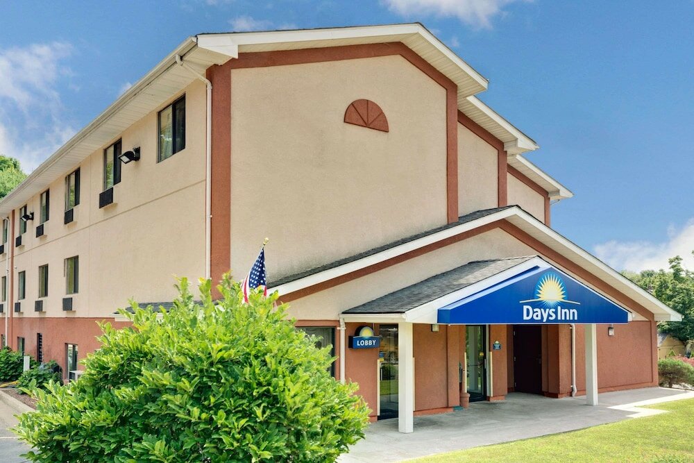 Фото Days Inn by Wyndham Torrington