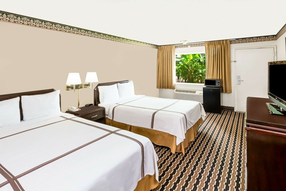 Фото Travelodge by Wyndham Shreveport La