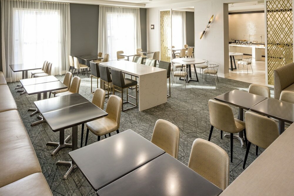 Фото Doubletree by Hilton Boston Logan Airport Chelsea