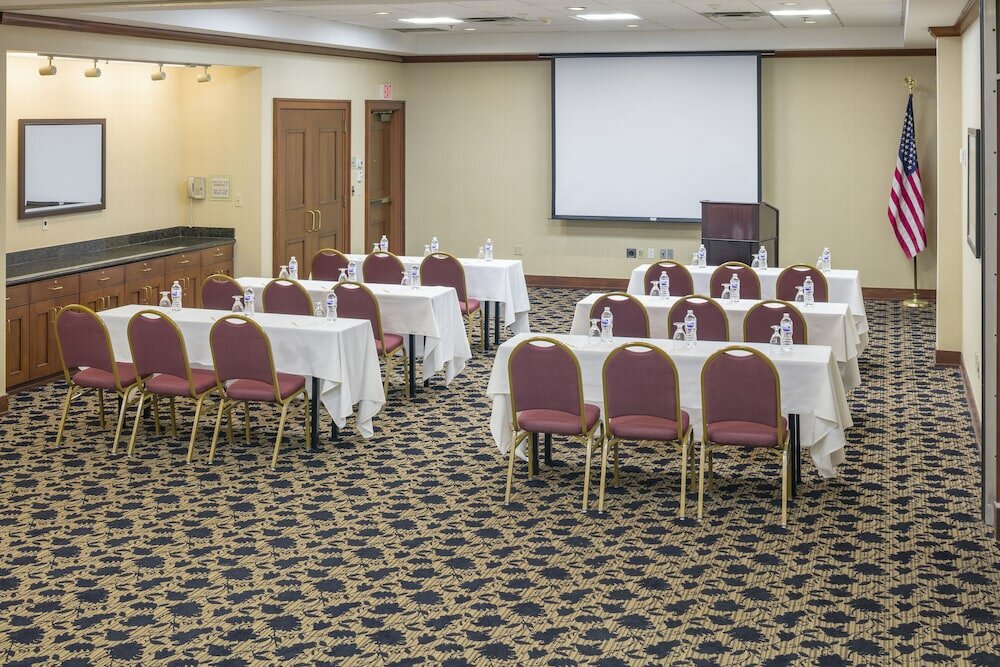 Фото Doubletree by Hilton Boston Logan Airport Chelsea