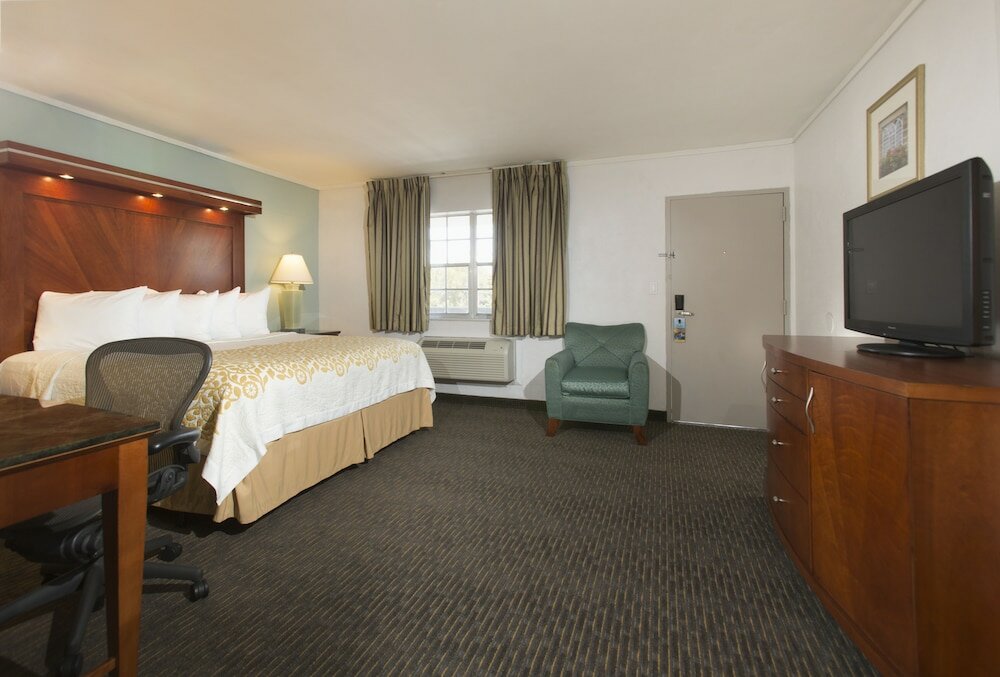 Фото Days Inn by Wyndham Miami Airport North