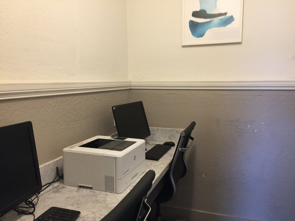 Фото Days Inn by Wyndham Miami Airport North