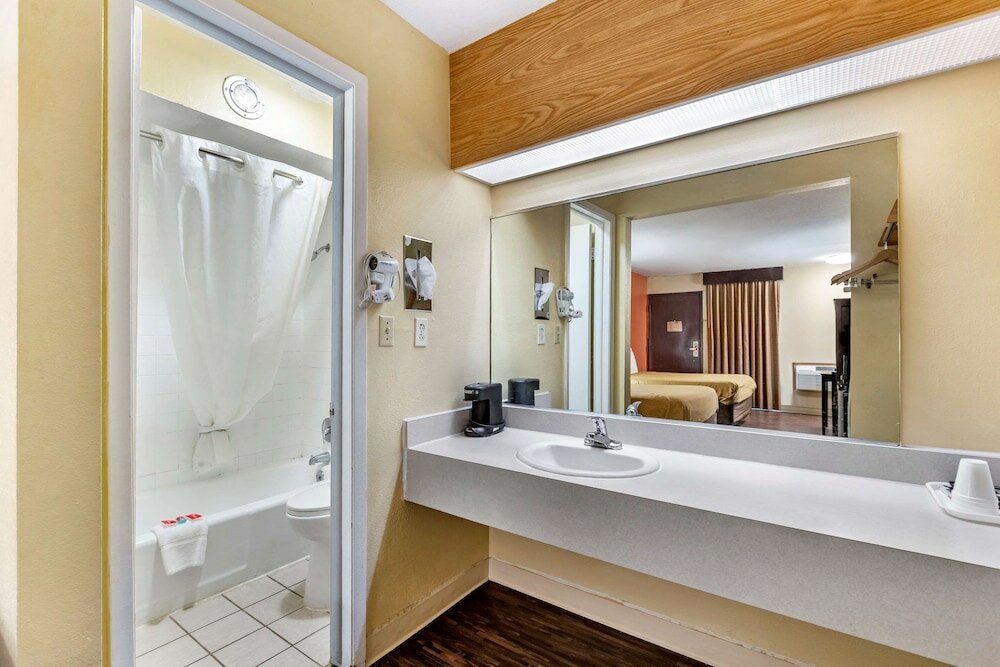 Фото Econo Lodge Urbandale-Northwest Des Moines