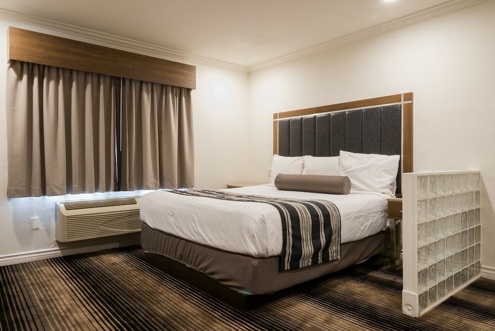 Фото Rodeway Inn & Suites Pacific Coast Highway