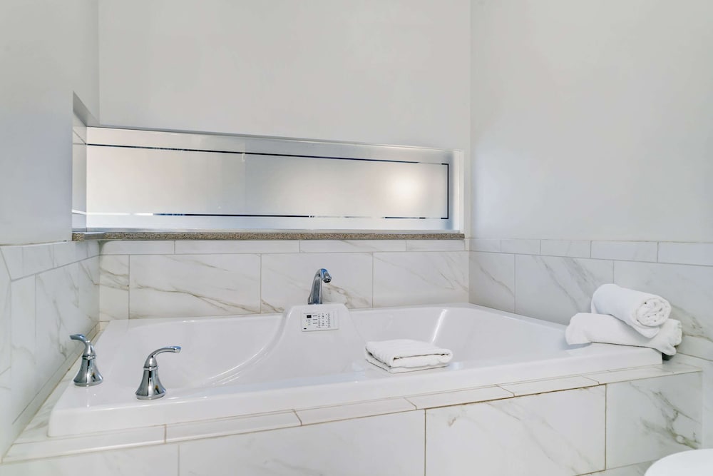 Фото Comfort Inn Plainwell