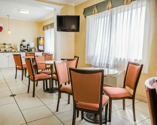 Гостиница Quality Inn Evansville