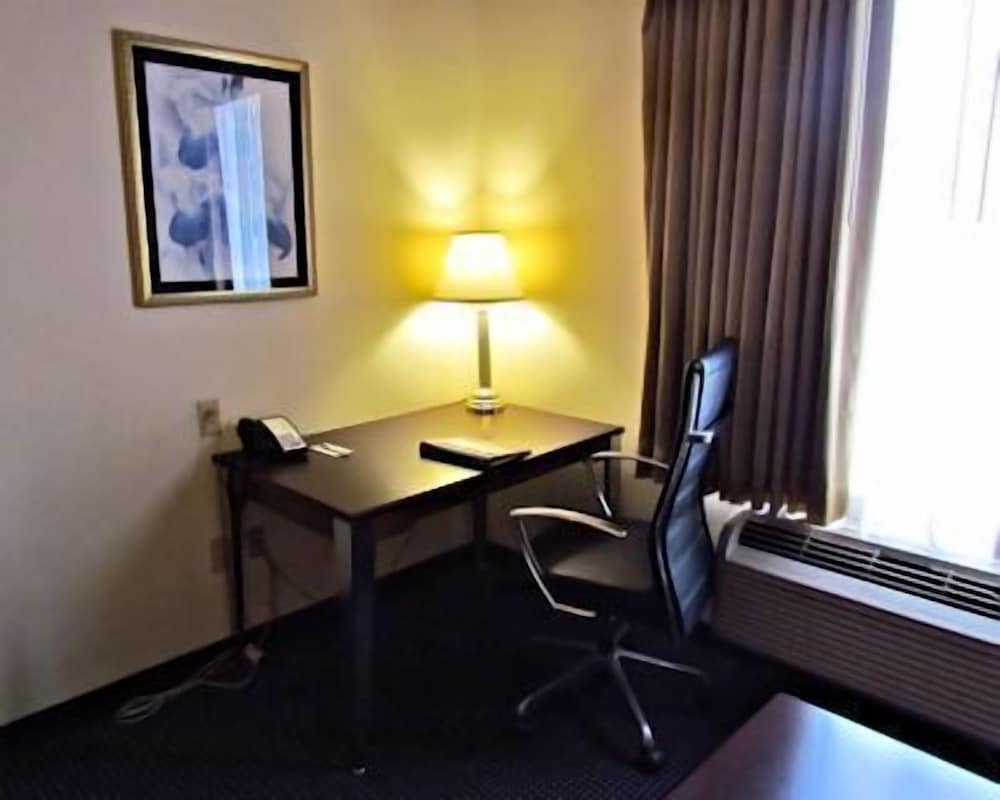 Фото Comfort Inn & Suites Ft. Jackson Maingate