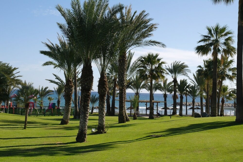 Фото Golden Bay Beach Hotel