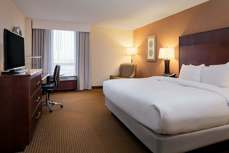 Гостиница Doubletree by Hilton Philadelphia Airport