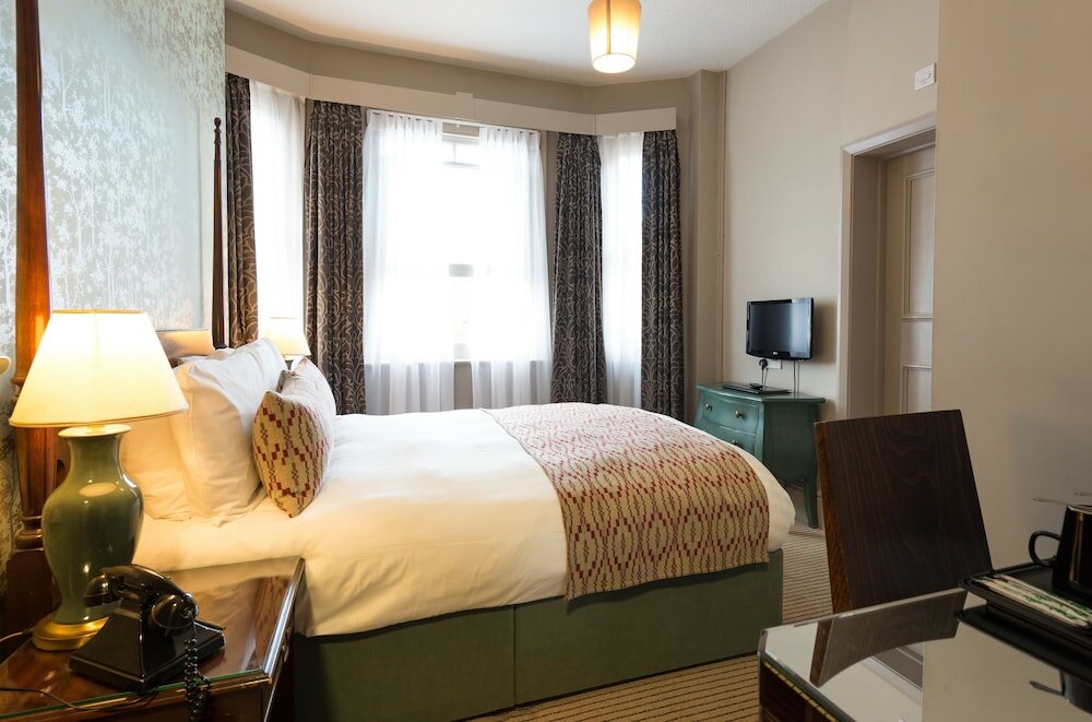 Фото The Crown Manor House Hotel