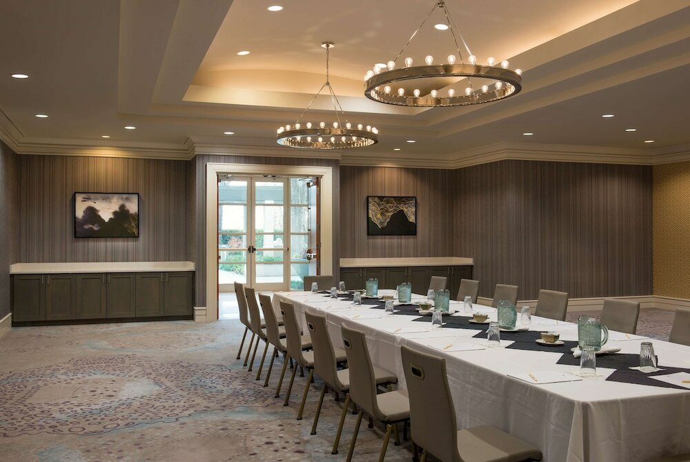 Фото DoubleTree by Hilton Hotel Dallas – Love Field