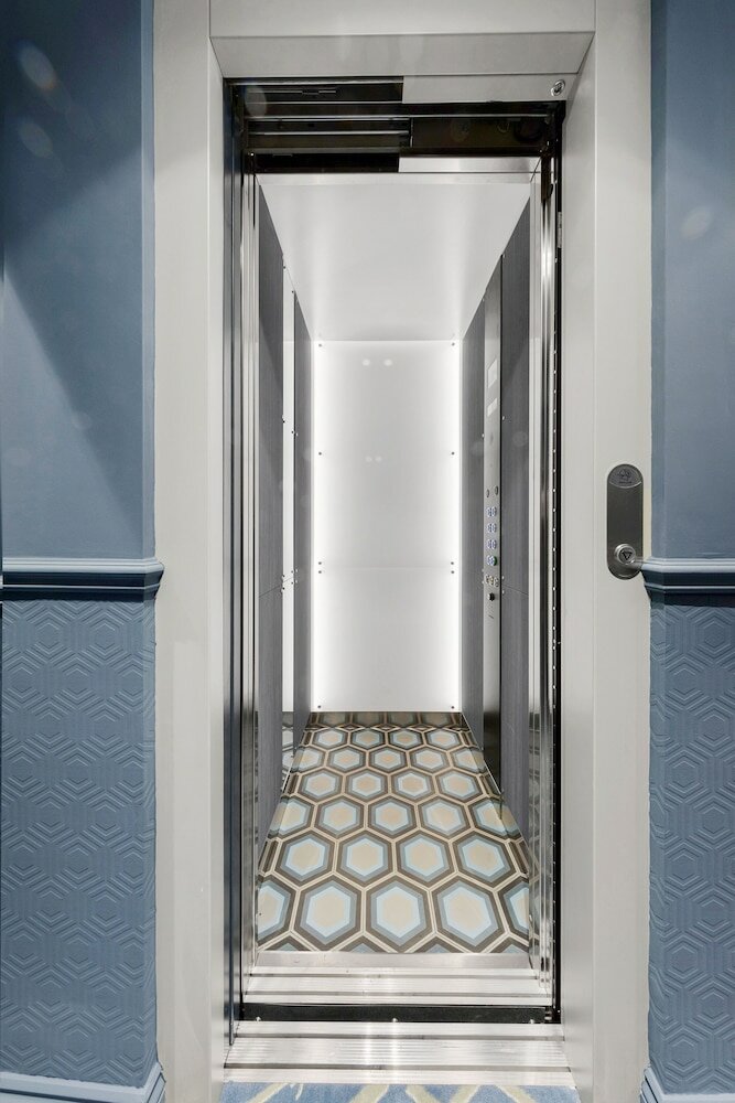 Фото Commodore Hotel