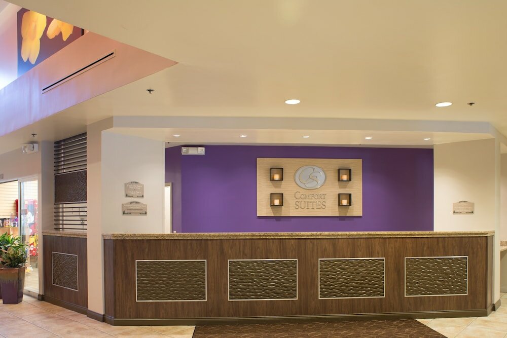 Фото Comfort Suites Maingate East