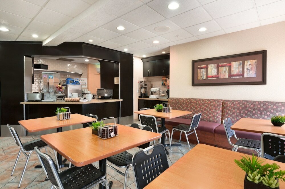 Фото Super 8 by Wyndham Calgary Shawnessy Area