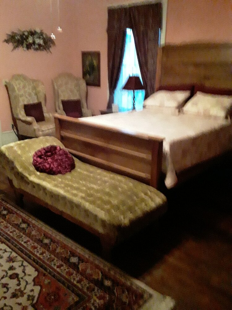 Фото Hall Place Bed and Breakfast