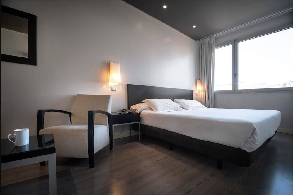 Фото Suites Viena Plaza de Espana