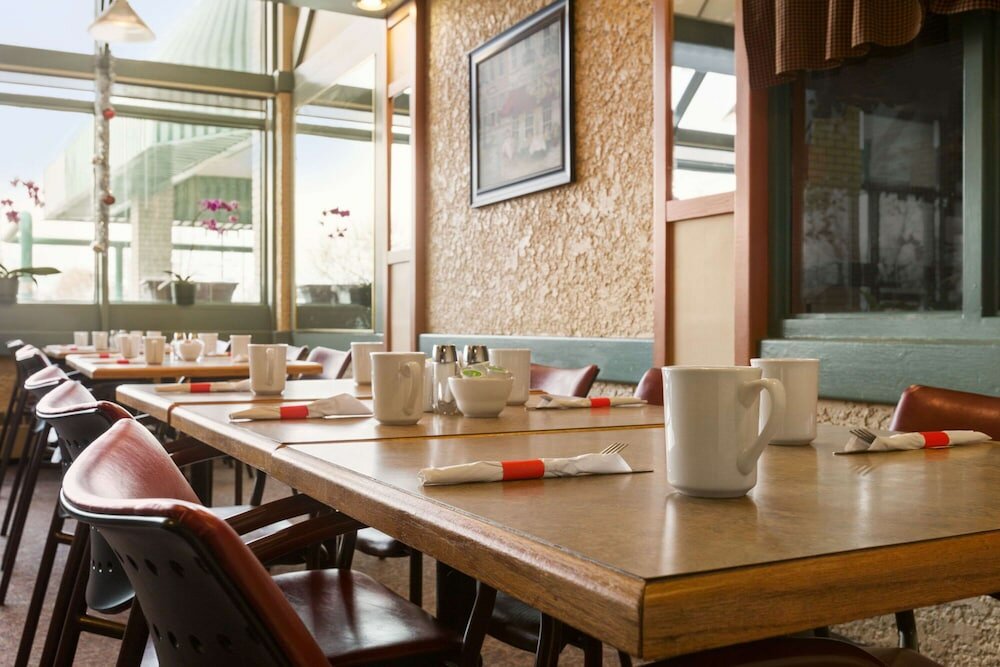 Фото Travelodge by Wyndham Winnipeg East