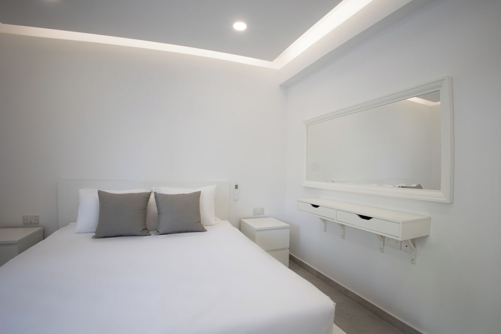 Фото Phaedrus Living Luxury Mackenzie Flat