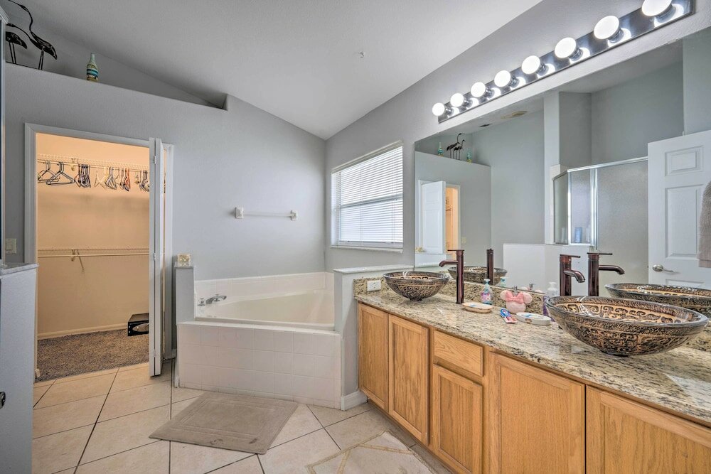 Фото Bright Kissimmee Getaway ~ 8 Mi to Disney!