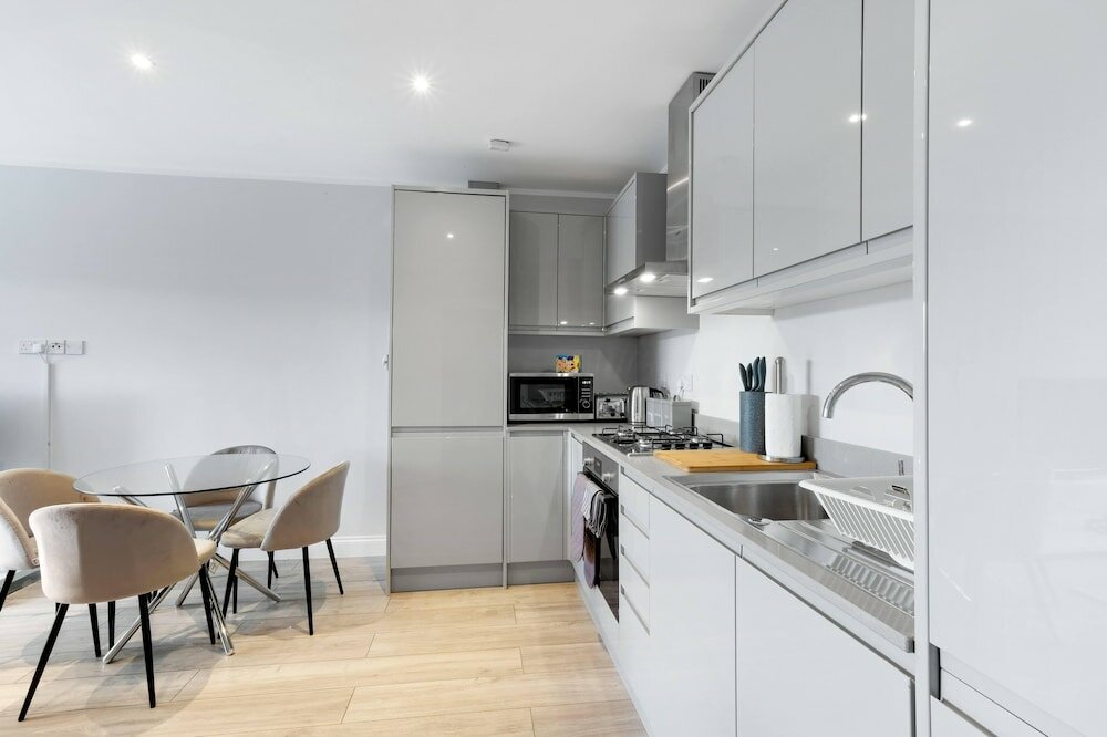 Фото 2 Bdrm Penthouse with parking Wycombe