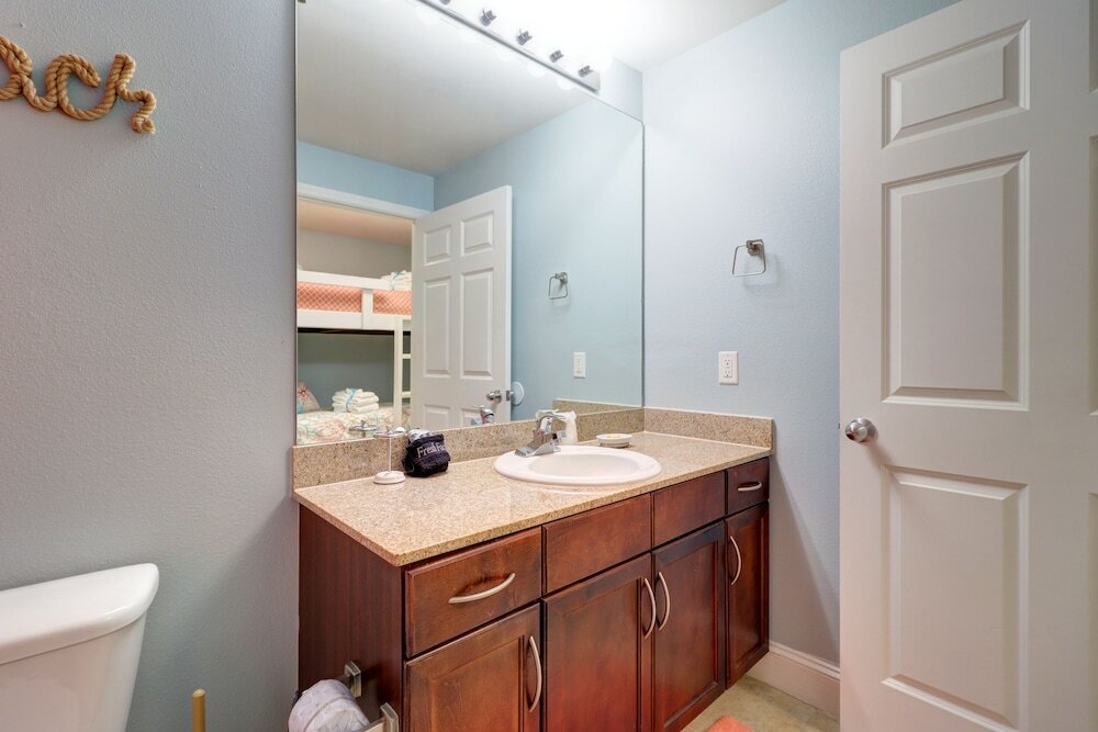 Фото Laketown Wharf 1814 - Enchantment Under The Sea