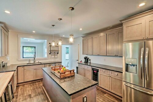 Гостиница Updated Downtown Red Bank Home 5 Mi to Beach! в Итонтауне