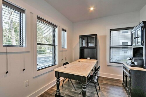 Гостиница Updated Downtown Red Bank Home 5 Mi to Beach! в Итонтауне
