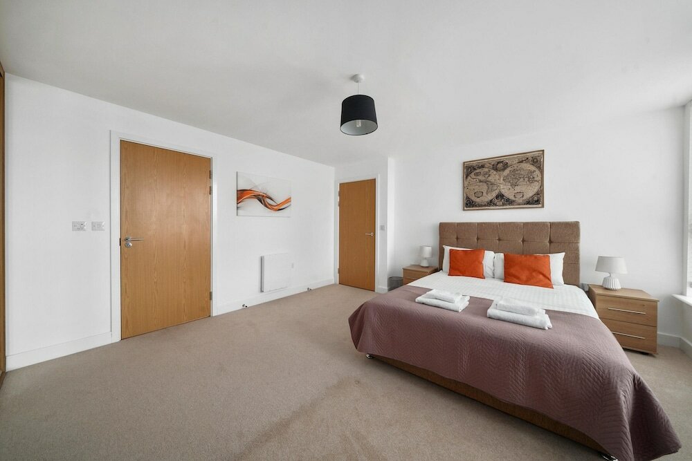 Фото 2 Bdrm Penthouse with parking Wycombe