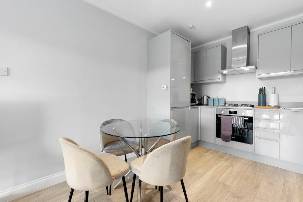 Фото 2 Bdrm Penthouse with parking Wycombe