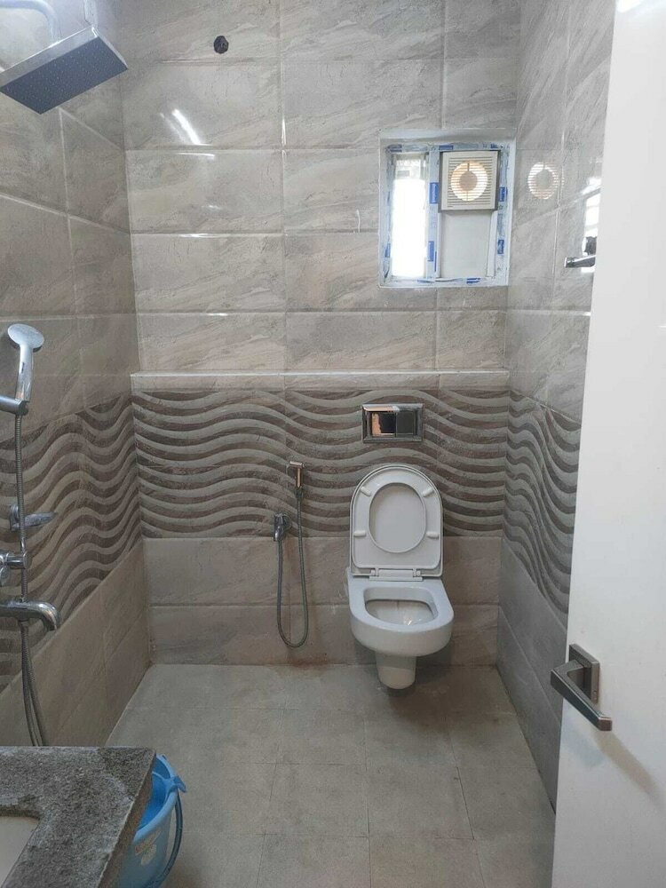 Фото IROOMZ Ekasila Suites